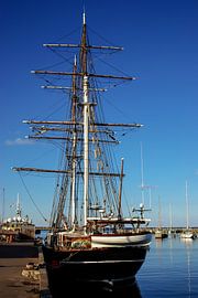 Segelschiff im Hafen von Norbert Sülzner