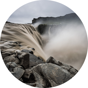 De waterval Dettifoss in Noord IJsland van Gerry van Roosmalen