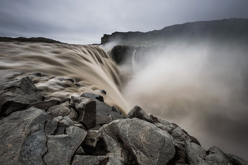 De waterval Dettifoss in Noord IJsland van Gerry van Roosmalen