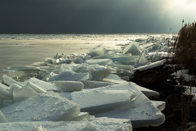 Kruiend ijs bij Marken von Hans Wijnveen