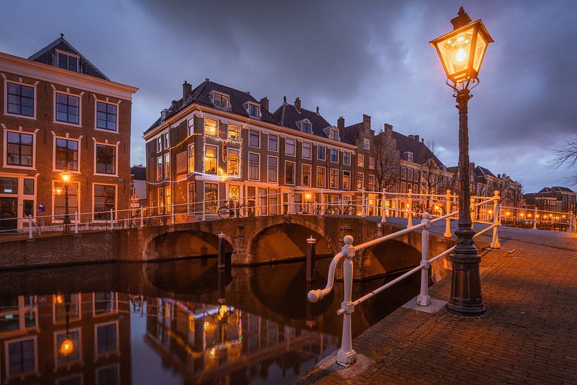 Leiden in de avond van Michiel Dros