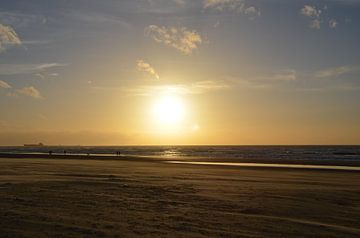 Gouden zonsondergang op het strand