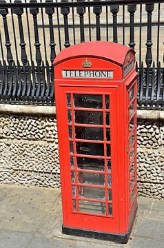 Klassieke Britse telefooncel van Karel Frielink
