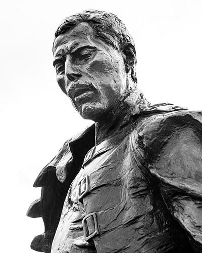 Statue de Freddie Mercury en noir et blanc