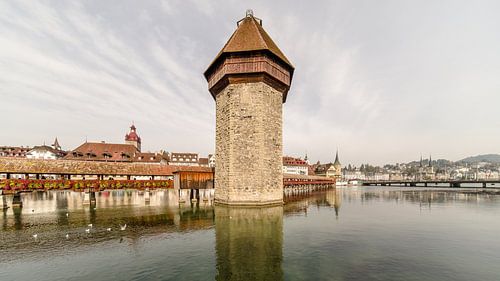 Watertoren van de Kapelbrug in Luzern - kleuren versie