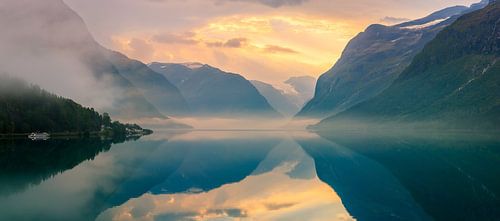 Sonnenaufgang am Lovatnet, Norwegen