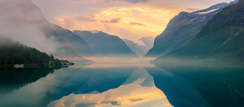 Sonnenaufgang am Lovatnet, Norwegen von Henk Meijer Photography