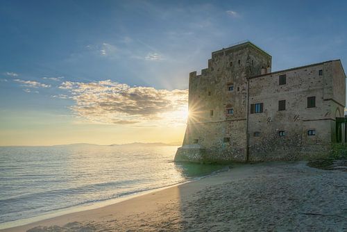 Plage de Torre Mozza et vieux bâtiment sur la mer, Toscane