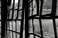 Schwarz-Weiß-Ansicht durch ein zerbrochenes Fenster