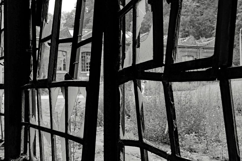 Schwarz-Weiß-Ansicht durch ein zerbrochenes Fenster von wil spijker