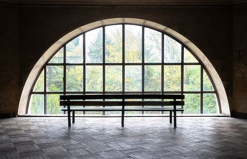 Banc abandonné près de la fenêtre.