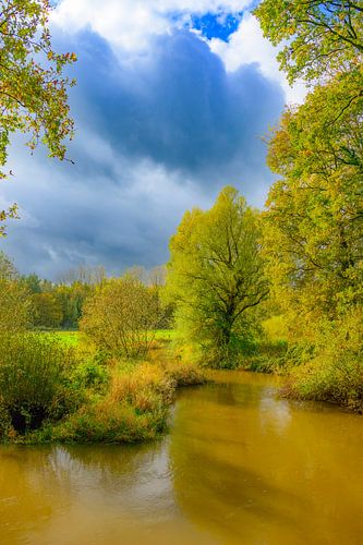 De Dinkel kronkelt door een herfstlandschap