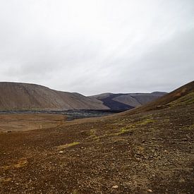 Blick auf die Berge und den Vulkan Fagradalsfjall in Island | Reisefotografie von Kelsey van den Bosch