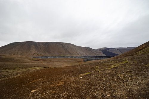 Uitzicht op de bergen en vulkaan Fagradalsfjall in IJsland | Reisfotografie van Kelsey van den Bosch