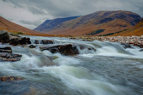 Flowing through silence - the power of pure wate