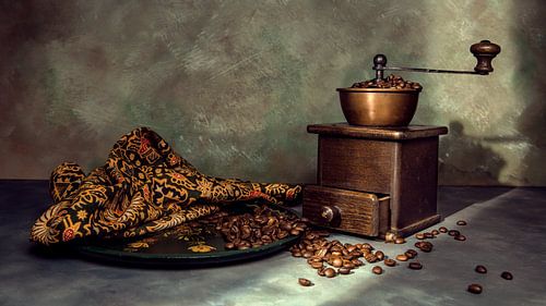 Stillleben einer altmodischen Kaffeemühle von Arend Wiersma