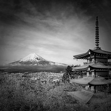 Prachtig uitzicht op de berg Fuji met Chureito pagode | monochroom van Melanie Viola