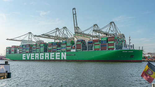 Containerschip Ever Aeon van Evergreen.