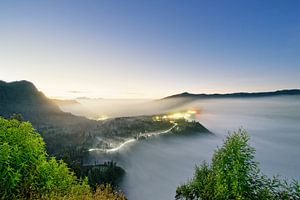 Indonesië - Mist bij zonsopgang bij Mt. Bromo van Ralf Lehmann