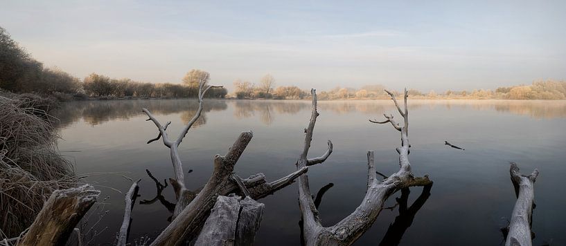 Sunrise at the lake 2. by Bart Ceuppens