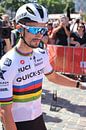 Julian Alaphilippe in zijn prachtige regenboogtrui van FreddyFinn thumbnail