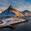 Vue panoramique sur le pont reliant le village de Fredvang à l'archipel des îles Lofoten en Norvège, sur Robert Ruidl