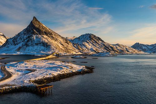 Blick über die Brücke, die das Dorf Fredvang mit dem Archipel der Lofoten in Norwegen verbindet, im 