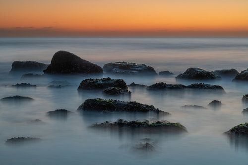 Steine im Meer bei Sonnenuntergang