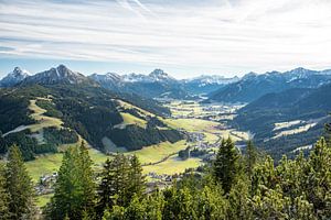 Kuhgundspitze avec vue sur la vallée de Tannheim sur Leo Schindzielorz