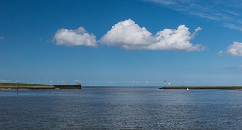 Haven Laauwersoog met wolk