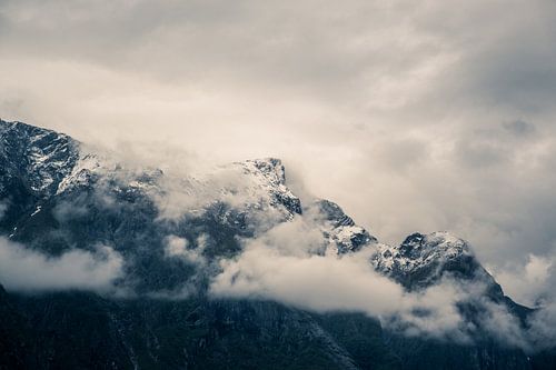 Besneeuwde bergtoppen