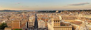 Rome, zicht op Via del Corso tot aan Piazza del Popolo von Teun Ruijters