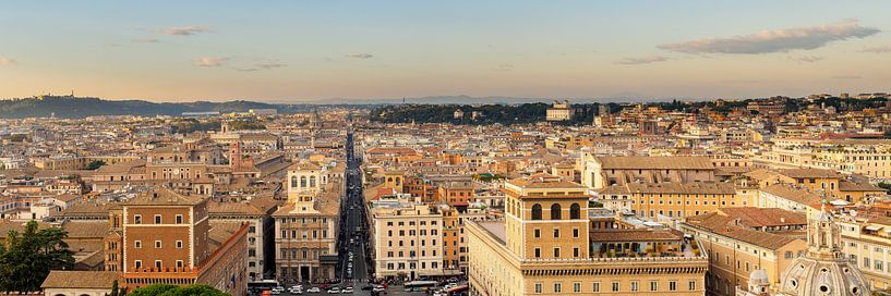 Rome, zicht op Via del Corso tot aan Piazza del Popolo van Teun Ruijters