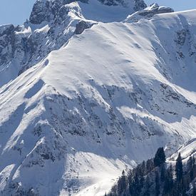 De winterse Trettachspitze in het zonlicht van Walter G. Allgöwer