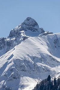 Die winterliche Trettachspitze im Sonnenlicht