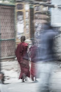 Jeunes bouddhistes au Népal sur Anne van Doorn