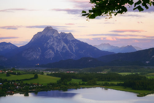 Het Hopfensee en het berglandschap van de Allgäu vanuit een hoger perspectief
