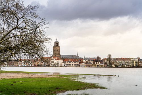 Pastel gekleurd beeld van Deventer en de IJssel bij hoogwater