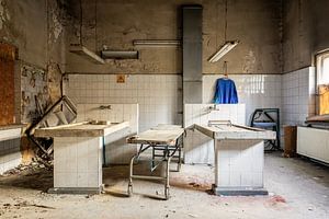 Schatten der Chirurgie – Morbide Ästhetik im Detail.