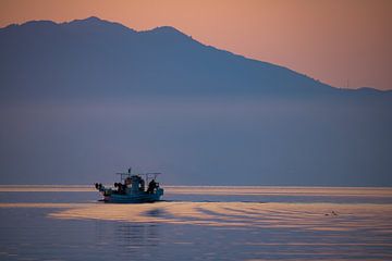 Vissersboot bij zonsopkomst van Stef Heijenk