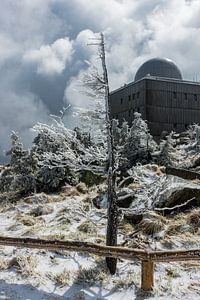 Landschaft mit Schnee auf dem Brocken im Harz von Rico Ködder