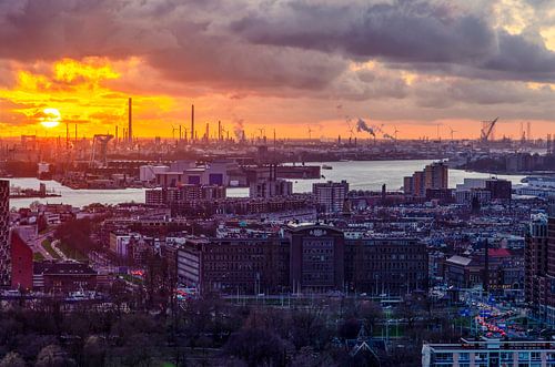 Coucher de soleil à Rotterdam sur Frans Blok