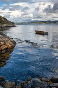 Bateau à rames le long de la route de l'Atlantique en Norvège