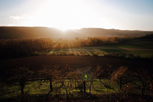 Uitzicht bij zonsondergang op het dal van de Bode in het Harz gebergte in de herfst.