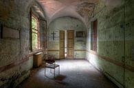 Verlassenes Wartezimmer in einem Krankenhaus, Italien. von Roman Robroek – Fotos verlassener Gebäude Miniaturansicht