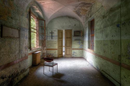 Verlassenes Wartezimmer in einem Krankenhaus, Italien.