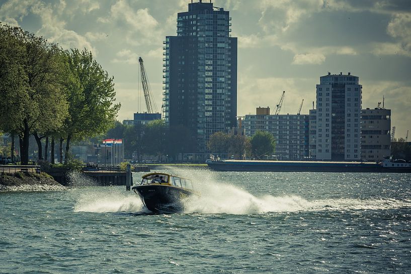 Taxiboot Rotterdam op volle snelheid van Andy Van Tilborg