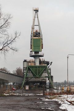 Verlaten Kraan: Winterse Eenzaamheid in het Industriële Verval van Melvin Meijer