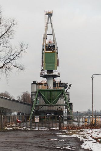 Verlaten Kraan: Winterse Eenzaamheid in het Industriële Verval