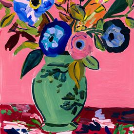 Blumen in grüner Vase - buntes modernes Stilleben mit rosa Hintergrund von But First Framing